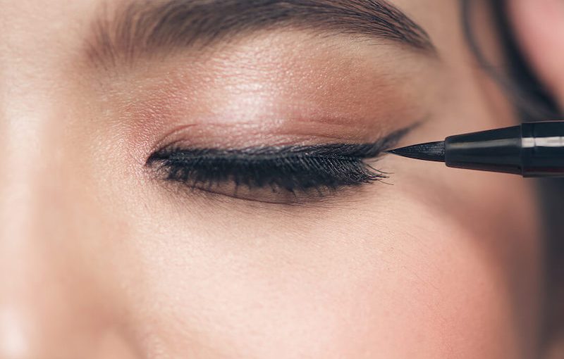 how to put eyeliner on?